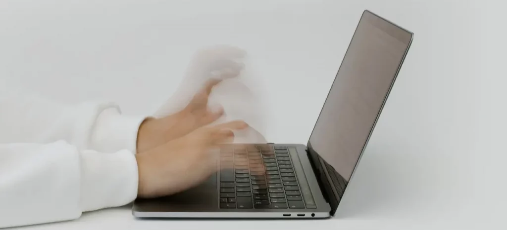 informatico realizando trabajo de seguridad y mantenimiento de sistema automático y remoto